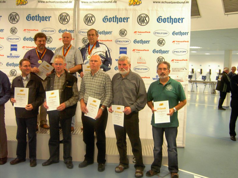 Bei der Siegerehrung der Deutsche Meisterschaft: alle Schützen mit der Höchstringzahl 300 Ringe (rechts außen Jean-Claude Alonso). 